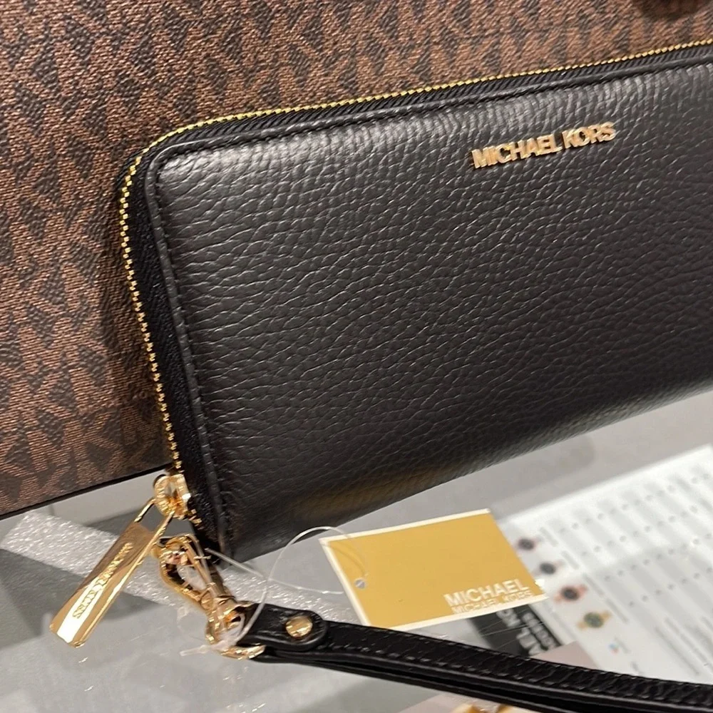 MICHAEL KORS LARGE TRAVEL CONTINENTAL WRISTLET WALLET PHONEHOLDER BLACK /Gold